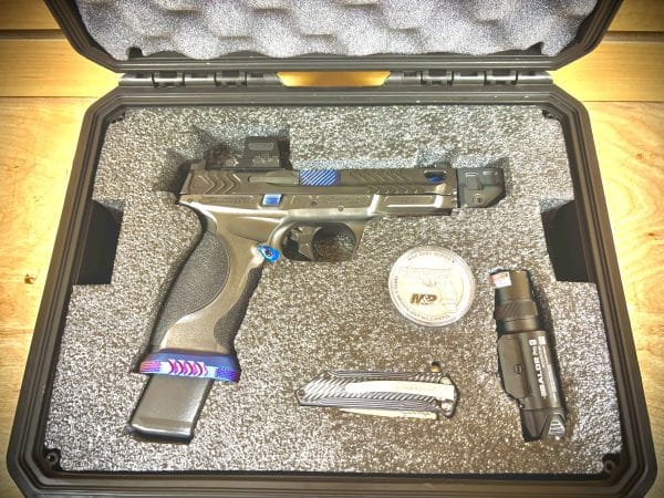 SMITH & WESSON PERFORMANCE CENTER M&P 9 METAL HD BUNDLE WITH HOLOSUN & OLIGHT - Image 5
