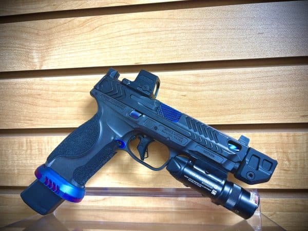 SMITH & WESSON PERFORMANCE CENTER M&P 9 METAL HD BUNDLE WITH HOLOSUN & OLIGHT - Image 2